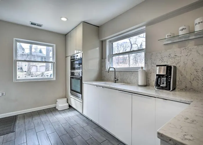 Casa vacanze W/ Office + Yard: 25 Mi To Downtown Chicago! Glen Ellyn