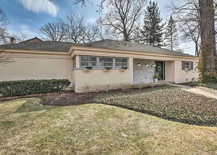 Casa vacanze W/ Office + Yard: 25 Mi To Downtown Chicago!