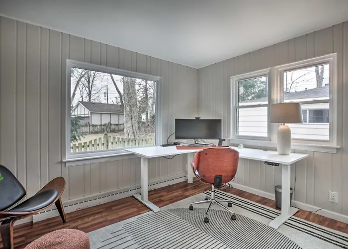 W/ Office + Yard: 25 Mi To Downtown Chicago! * Glen Ellyn