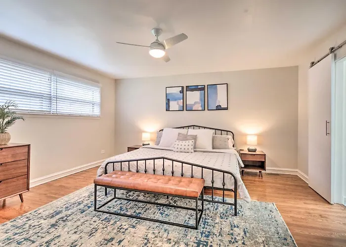 W/ Office + Yard: 25 Mi To Downtown Chicago! *