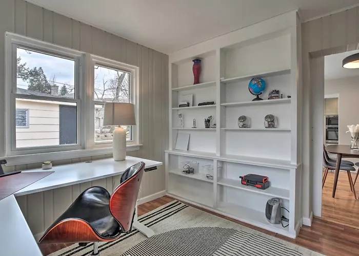 W/ Office + Yard: 25 Mi To Downtown Chicago! Casa vacanze