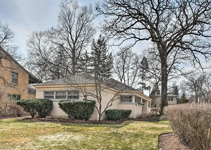 W/ Office + Yard: 25 Mi To Downtown Chicago! *