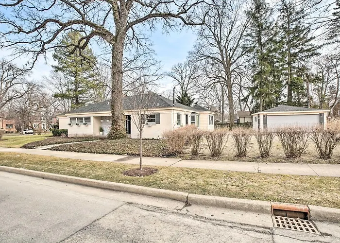 W/ Office + Yard: 25 Mi To Downtown Chicago! * Glen Ellyn