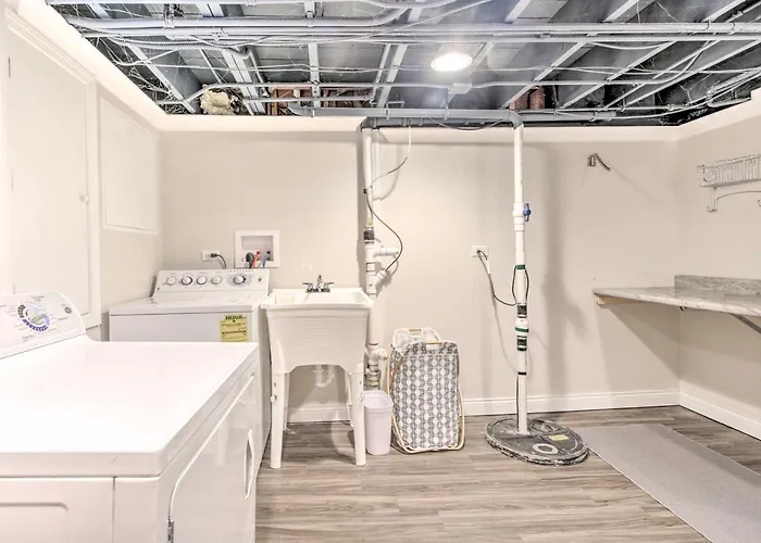 W/ Office + Yard: 25 Mi To Downtown Chicago! Casa vacanze