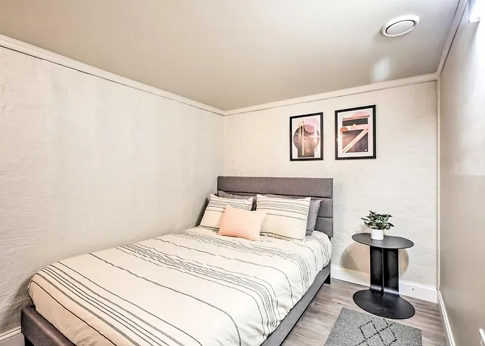 W/ Office + Yard: 25 Mi To Downtown Chicago! *