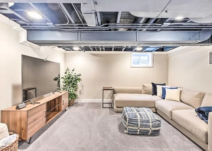 Casa vacanze W/ Office + Yard: 25 Mi To Downtown Chicago!